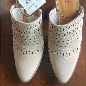 Woman shoes never been use